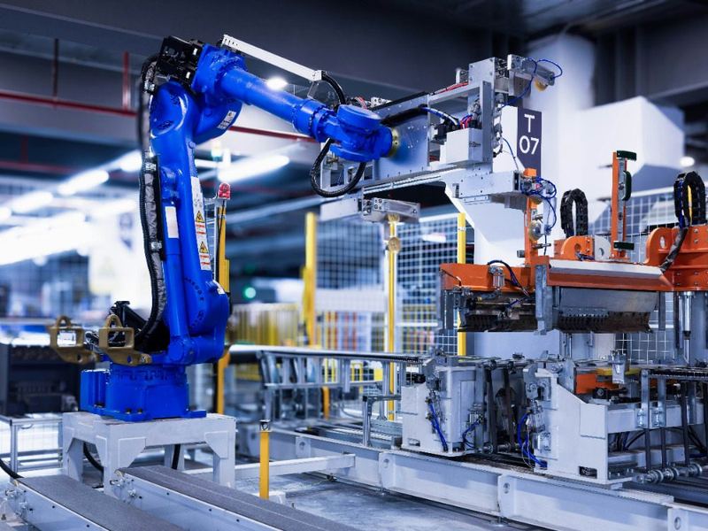 Industrial robot in an automated production plant