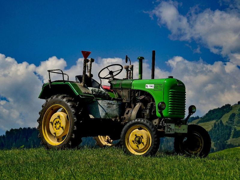 Tractor in a meadow – connectors for agricultural and construction machinery