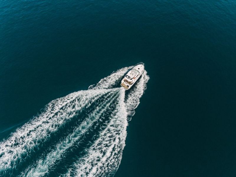 Motorboat on the open sea – connectors for marine applications